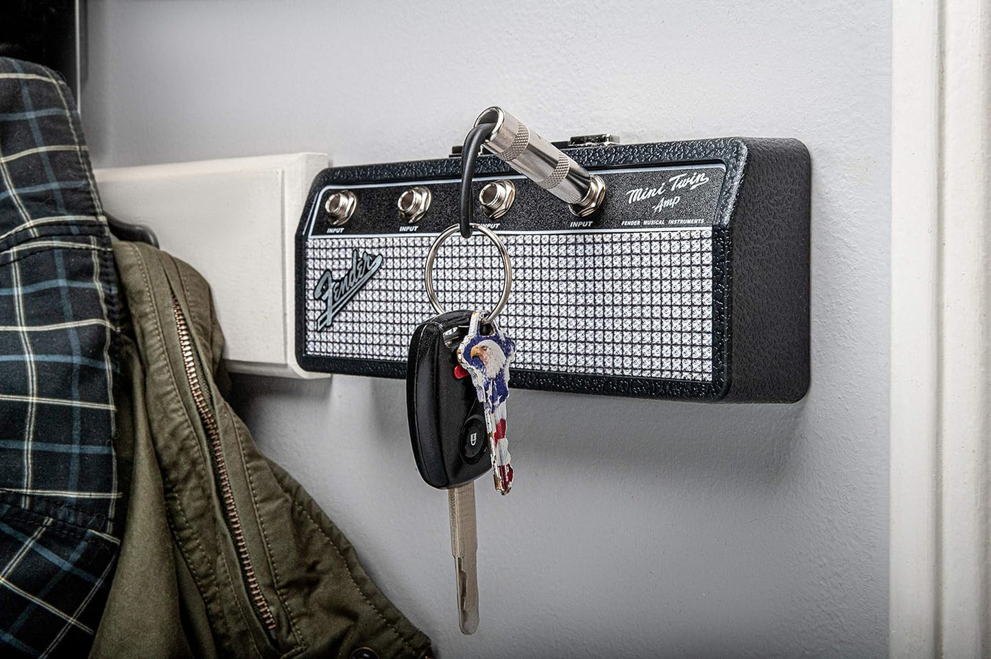 Fender Holder - Wall Mount Guitar Amp Key Holder, Includes 4 Guitar Plug Keyrings and 1 Wall Mount Kit.